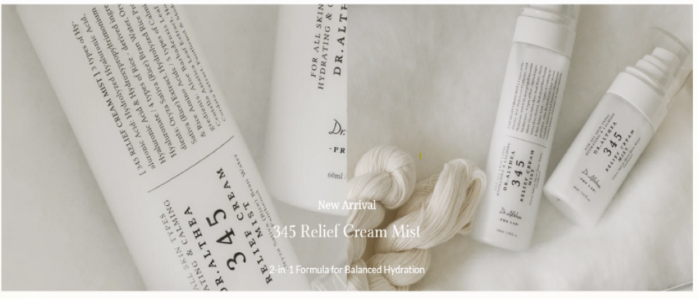 Korean Skincare von Dr. Althea – weiße Tuben und Flaschen mit minimalistischem Design auf hellem Hintergrund. Fokus: Dr. Althea Relief Cream Mist für beruhigte und hydratisierte Haut.