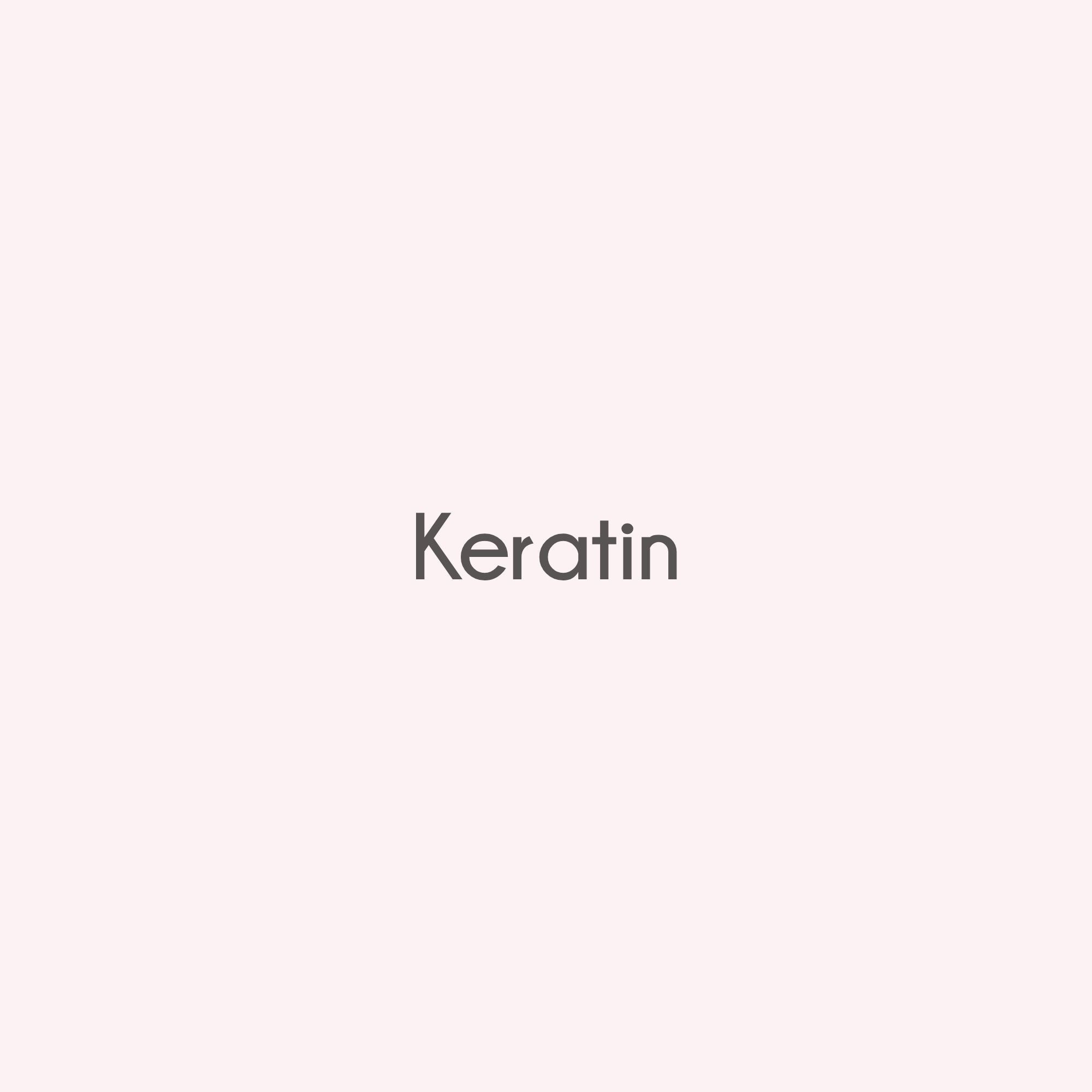 Hydrolyzed Keratin ist ein in kleinere Moleküle aufgespaltenes Haarprotein, das geschädigtes Haar repariert und Elastizität sowie Glanz wiederherstellt.