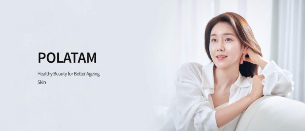 Polatam Korean Skincare – Frau in weißer Bluse lächelt entspannt auf einem Sofa, daneben Markenlogo mit Slogan 'Healthy Beauty for Better Ageing Skin'.
