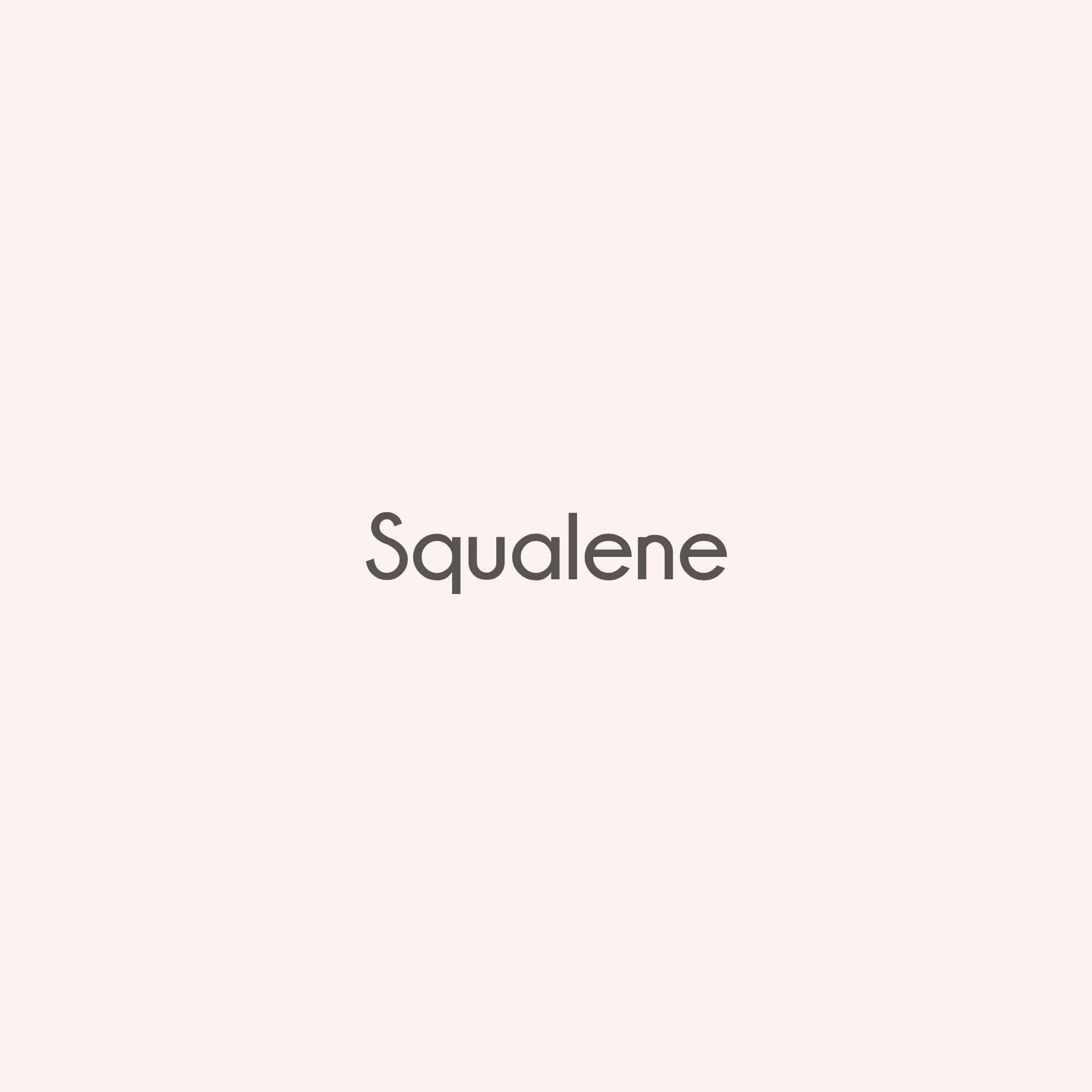 Squalene ist ein natürlich vorkommender Kohlenwasserstoff, der als kraftvoller Feuchtigkeitsspender die Hautbarriere stärkt und für einen gesunden, strahlenden Teint sorgt.