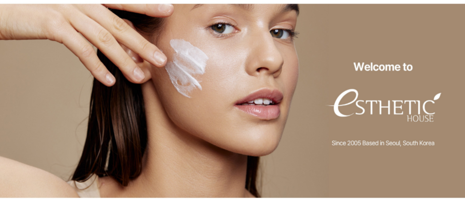 Frau trägt Gesichtscreme auf ihre Wange auf, daneben das Logo von Esthetic House mit dem Text 'Welcome to Esthetic House – Since 2005, based in Seoul, South Korea