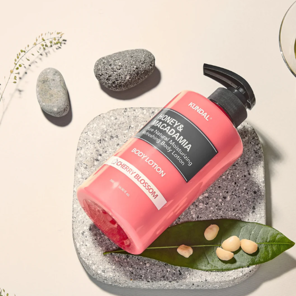 Korean Skincare K Beauty KUNDAL Honey & Macadamia Pure Body Lotion Cherry Blossom 500 ml mit EAN 8809568740029 Koreanische Kosmetik K Beauty